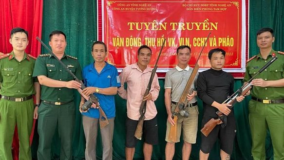 Người dân xã Tam Hợp tự giác giao nộp súng tự chế cho cơ quan chức năng. Người dân xã Tam Hợp tự giác giao nộp súng tự chế cho cơ quan chức năng.