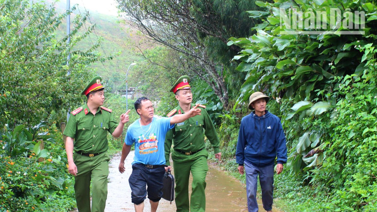 Những chiến sĩ công an cơ sở cần mẫn xuống bản để nắm bắt tình hình an ninh trật tự, tâm tư của người dân tại các bản.