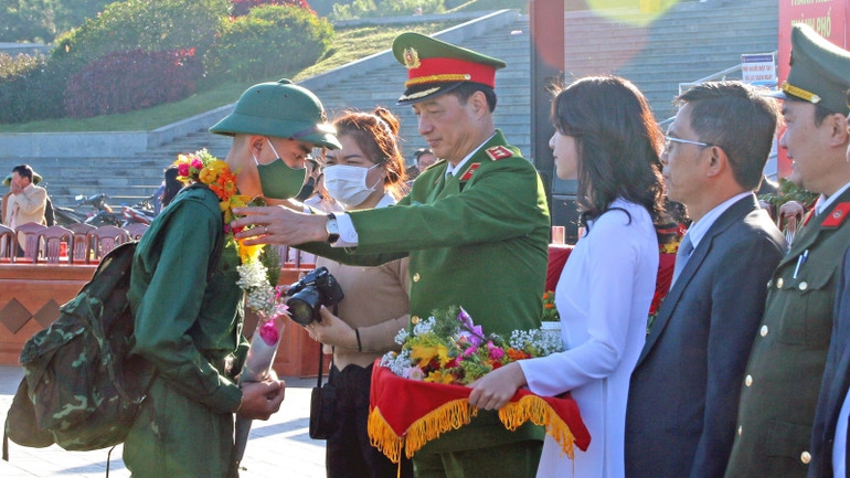 Trung tướng Nguyễn Duy Ngọc, Ủy viên Trung ương Đảng, Thứ trưởng Công an động viên các tân binh trước giờ lên đường nhập ngũ. Trung tướng Nguyễn Duy Ngọc, Ủy viên Trung ương Đảng, Thứ trưởng Công an động viên các tân binh trước giờ lên đường nhập ngũ.