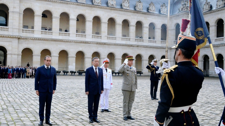 Lễ đón chính thức Tổng Bí thư, Chủ tịch nước Tô Lâm cùng Đoàn đại biểu cấp cao Việt Nam thăm chính thức Cộng hòa Pháp diễn ra trọng thể tại Điện Invalides, thủ đô Paris.