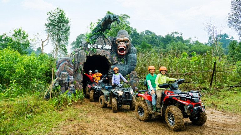 Khám phá ngôi nhà của Kong bằng mô-tô địa hình 4 bánh.