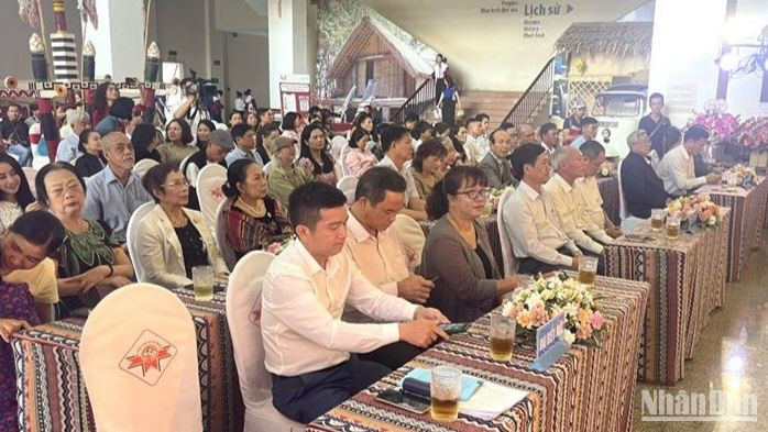 Các đại biểu dự khai mạc triển lãm. Các đại biểu dự khai mạc triển lãm.