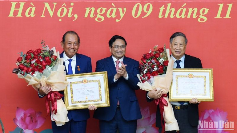 Thủ tướng Phạm Minh Chính chúc mừng đồng chí Trương Hòa Bình và đồng chí Phạm Gia Khiêm. Thủ tướng Phạm Minh Chính chúc mừng đồng chí Trương Hòa Bình và đồng chí Phạm Gia Khiêm.