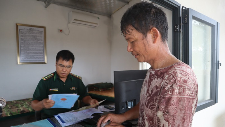 Ngư dân làm thủ tục tại Trạm Kiểm soát Biên phòng Lạch Cờn, Đồn Biên phòng Quỳnh Phương trước khi tàu cá xuất bến.