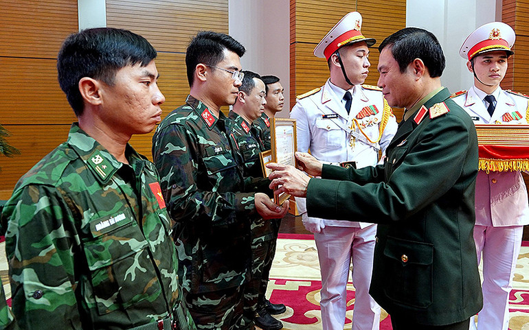 Thượng tướng Nguyễn Tân Cương trao Bằng khen của Bộ trưởng Quốc phòng tặng các sĩ quan, chiến sĩ trong Đoàn công tác.