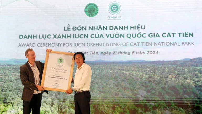 Ông Jake Brunner, Giám đốc IUCN Khu vực Hạ lưu sông Mekong trao danh hiệu Danh lục Xanh IUCN cho ông Phạm Xuân Thịnh, Giám đốc Vườn Quốc gia Cát Tiên. (Ảnh Khiếu Minh)