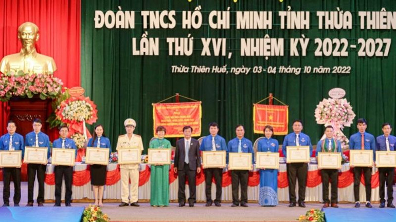 Chủ tịch UBND tỉnh Nguyễn Văn Phương tặng Bằng khen cho các tập thể và các nhân có thành tích xuất sắc trong công tác Đoàn và phong trào thanh thiếu nhi.
