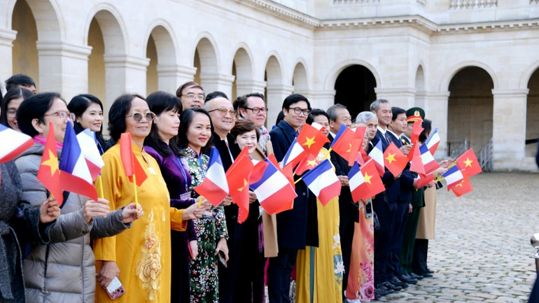 Lễ đón chính thức Tổng Bí thư, Chủ tịch nước Tô Lâm cùng Đoàn đại biểu cấp cao Việt Nam thăm chính thức Cộng hòa Pháp diễn ra trọng thể tại Điện Invalides, thủ đô Paris.