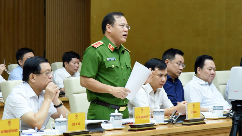 Trung tướng Nguyễn Văn Long, Thứ trưởng Công an trình bày Báo cáo kết quả 1 năm triển khai Công văn số 452/TTg-KSTT, ngày 23/5/2024 của Thủ tướng Chính phủ chỉ đạo giải quyết các "điểm nghẽn" về Đề án 06.