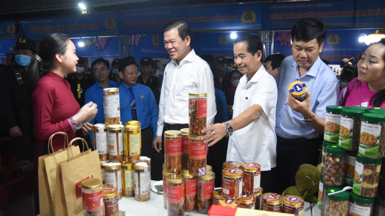 Lãnh đạo tỉnh Đồng Nai tham quan gian hàng tại chương trình.