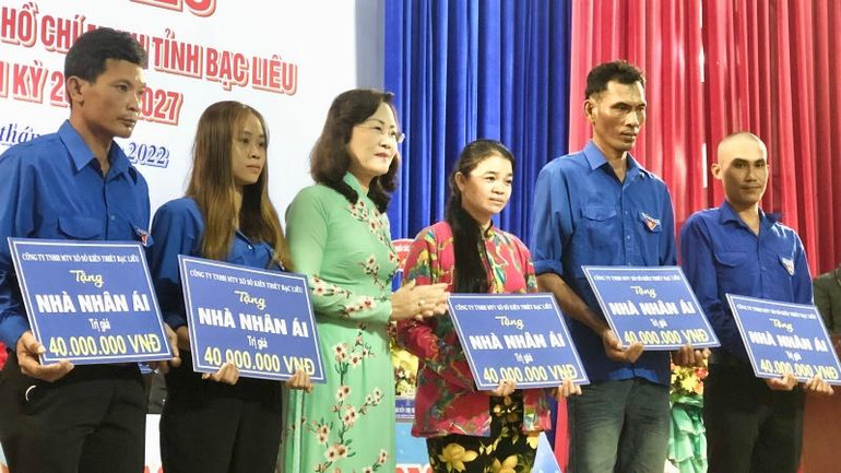 Đồng chí Lê Thị Ái Nam, Phó Bí thư Tỉnh ủy Bạc Liêu trao tặng “nhà nhân ái” cho những gia đình thanh niên có hoàn cảnh khó khăn. Đồng chí Lê Thị Ái Nam, Phó Bí thư Tỉnh ủy Bạc Liêu trao tặng “nhà nhân ái” cho những gia đình thanh niên có hoàn cảnh khó khăn.