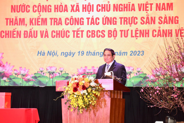 Thủ tướng Phạm Minh Chính chúc Tết cán bộ, chiến sĩ Bộ Tư lệnh Cảnh vệ. (Ảnh: Trần Hải)