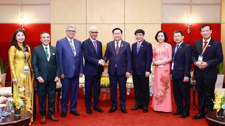 Chủ tịch Quốc hội Vương Đình Huệ và Chủ tịch Hạ viện Maroc Rachid Talbi Alami cùng các đại biểu chụp ảnh lưu niệm. (Ảnh: Doãn Tuấn/TTXVN)