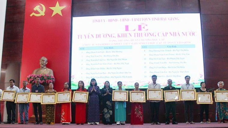 Tặng Huân chương Độc lập Hạng Nhì và Hạng Ba cho các gia đình có nhiều liệt sĩ.