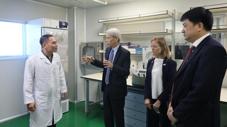 Cán bộ Trung tâm Giám định ADN giới thiệu hoạt động giám định của Trung tâm với ông Tim Rieser - cố vấn cao cấp về chính sách đối ngoại cấp cao của Thượng nghị sĩ Patrick Leahy và bà Aler Grubbs, Giám đốc USAID Việt Nam.