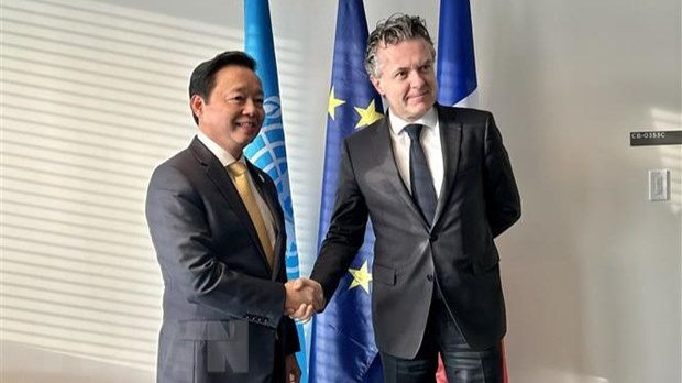 Phó Thủ tướng Trần Hồng Hà gặp Bộ trưởng Chuyển đổi sinh thái Pháp Christophe Béchu. (Ảnh: TTXVN)