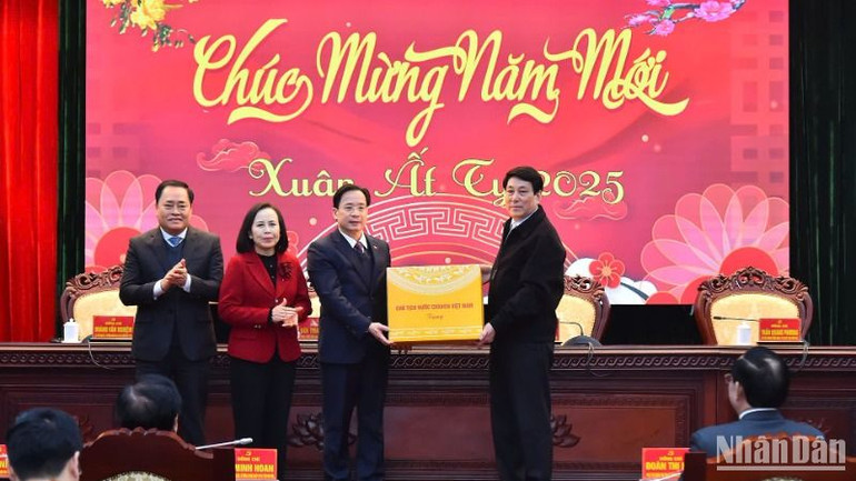 Chủ tịch nước chúc Tết, tặng quà tỉnh Lạng Sơn. (Ảnh: Thủy Nguyên) Chủ tịch nước chúc Tết, tặng quà tỉnh Lạng Sơn. (Ảnh: Thủy Nguyên)