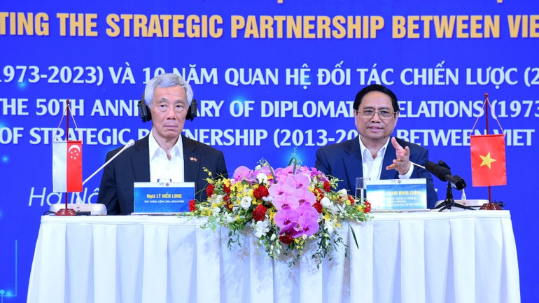 Thủ tướng Phạm Minh Chính và Thủ tướng Singapore Lý Hiển Long đối thoại với thanh niên hai nước.