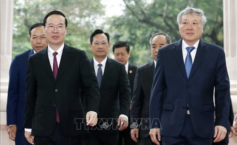 Chủ tịch nước Võ Văn Thưởng đến thăm và làm việc tại Tòa án nhân dân tối cao. (Ảnh: Thống Nhất/TTXVN)