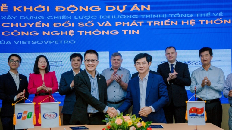 Đại diện Liên doanh Việt-Nga Vietsovpetro và Liên danh Nhà thầu FPT-Petro South ký Biên bản khởi động dự án bằng hình thức số hóa.