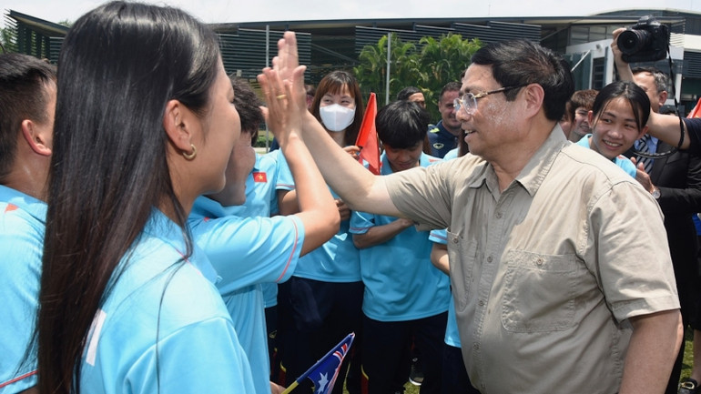 Thủ tướng Phạm Minh Chính giao lưu với các cầu thủ Đội tuyển bóng đá nữ Việt Nam.