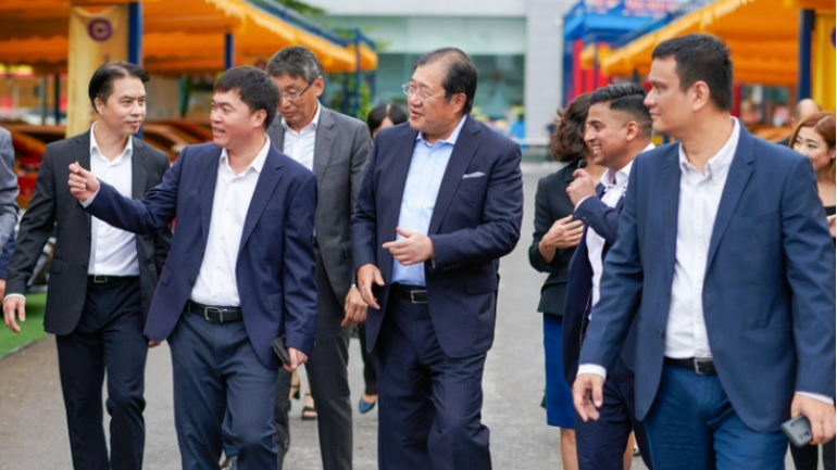 Ông Vũ Đình Độ, Chủ tịch Tasco (thứ 2 từ trái qua) và ông Tatsuo Yasunaga, Chủ tịch Mitsui (thứ 4 từ trái qua), cùng đoàn Lãnh đạo Tasco và Mitsui tham quan Automall Carpla - thuộc hệ thống Tasco Auto.