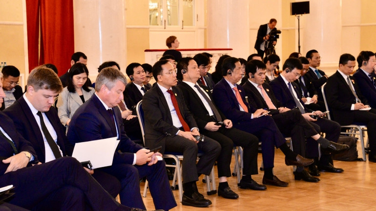 Các đại biểu tham dự phiên họp.