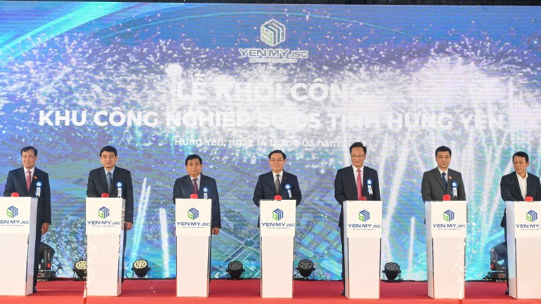 Chủ tịch Quốc hội Vương Đình Huệ và các đại biểu thực hiện nghi thức khởi công khu công nghiệp số 5 tỉnh Hưng Yên tại xã Quang Lãng, huyện Ân Thi. (Ảnh: Duy Linh)