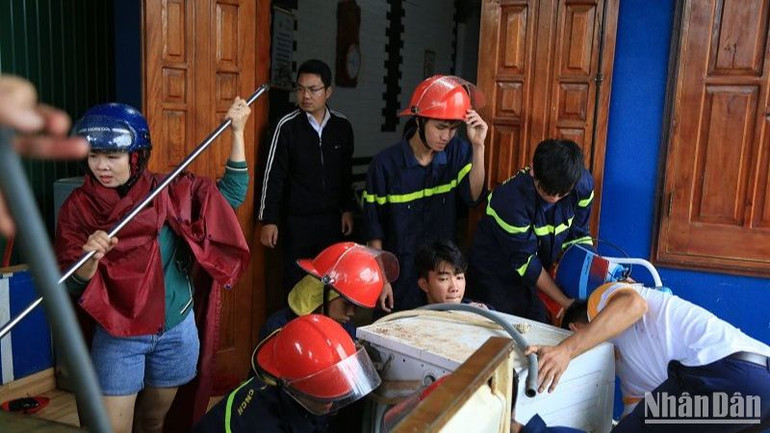 Các lực lượng chức năng hỗ trợ người dân di chuyển tài sản ra khỏi khu vực ảnh hưởng sụt lún.