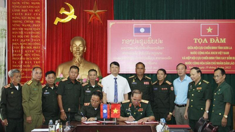 Hội Cựu chiến binh tỉnh Sơn La và Hiệp hội Cựu chiến binh tỉnh Xaysomboun ký kết biên bản làm việc.