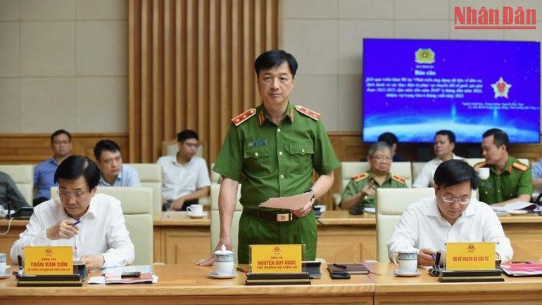 Trung tướng Nguyễn Duy Ngọc, Thứ trưởng Công an trình bày báo cáo về kết quả thực hiện Đề án 06 tại Hội nghị. (Ảnh: Trần Hải)