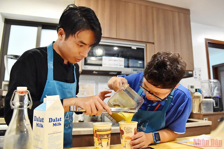 Quan trọng nhất, các học viên phải học những kỹ năng cơ bản cơ bản trong cuộc sống để chăm sóc bản thân, về các mối quan hệ với mọi người xung quanh, cách bảo vệ mình...