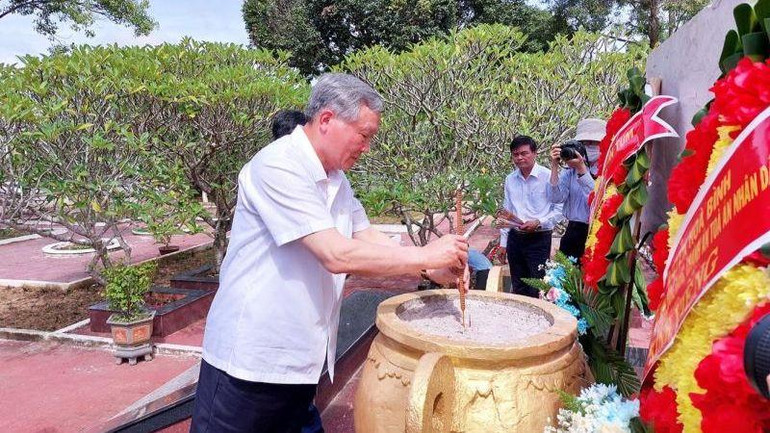 Đồng chí Nguyễn Hòa Bình dâng hương tại Nghĩa trang Liệt sĩ huyện Kon Rẫy.