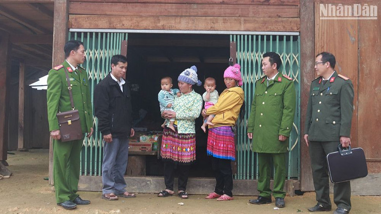 Lực lượng công an xã Háng Đồng thường xuyên bám nắm tình hình tại các bản của xã.