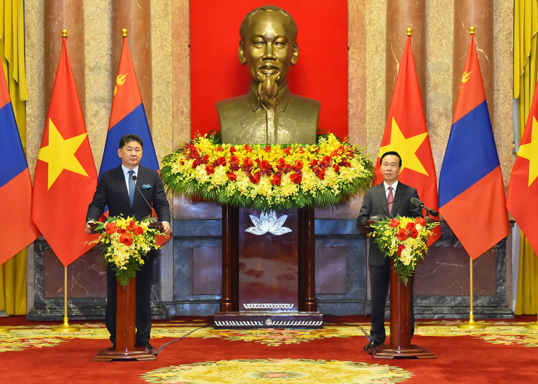 Tiếp sau đó, Chủ tịch nước Võ Văn Thưởng và Tổng thống Mông Cổ Ukhnaagiin Khurelsukh cùng chủ trì buổi gặp gỡ với các cơ quan thông tấn, báo chí.