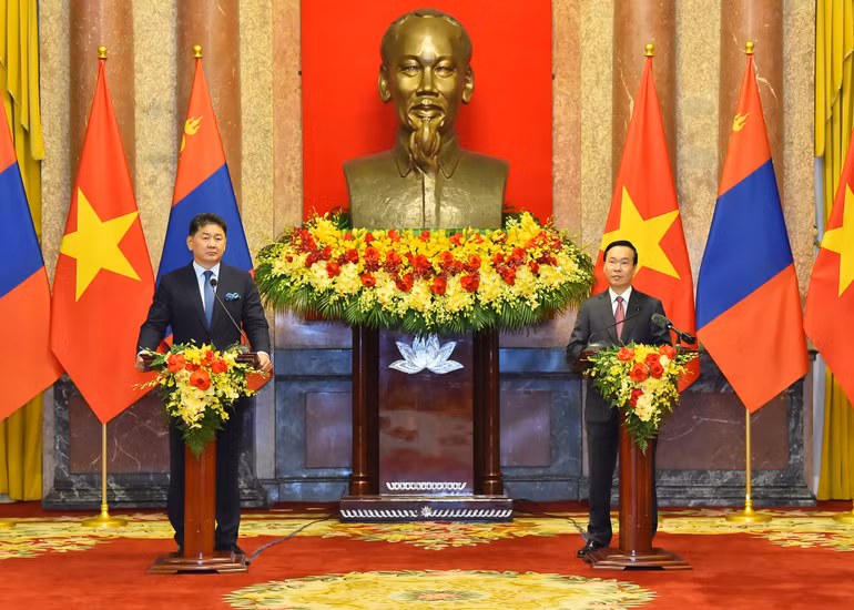 Tiếp sau đó, Chủ tịch nước Võ Văn Thưởng và Tổng thống Mông Cổ Ukhnaagiin Khurelsukh cùng chủ trì buổi gặp gỡ với các cơ quan thông tấn, báo chí.