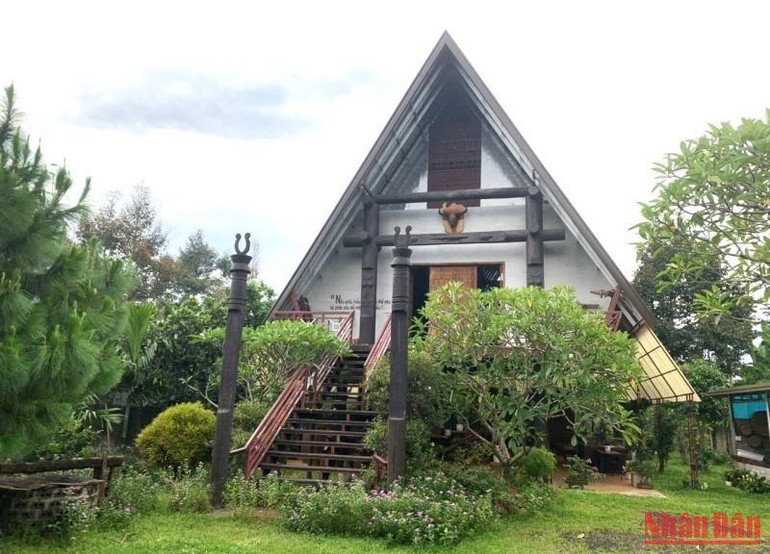 Vợ chồng ông Mẫn Phong Sơn và bà H’Hoa Kpă đã đầu tư hàng tỷ đồng xây dựng Bảo tàng tư nhân Ama H’Mai để trưng bày, giới thiệu các hiện vật... của đồng bào các dân tộc Tây Nguyên.