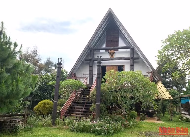 Vợ chồng ông Mẫn Phong Sơn và bà H’Hoa Kpă đã đầu tư hàng tỷ đồng xây dựng Bảo tàng tư nhân Ama H’Mai để trưng bày, giới thiệu các hiện vật... của đồng bào các dân tộc Tây Nguyên.