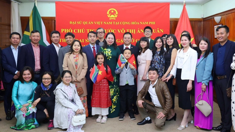 Phó Chủ tịch nước Võ Thị Ánh Xuân với đại diện cộng đồng người Việt Nam sinh sống và làm việc tại Nam Phi.