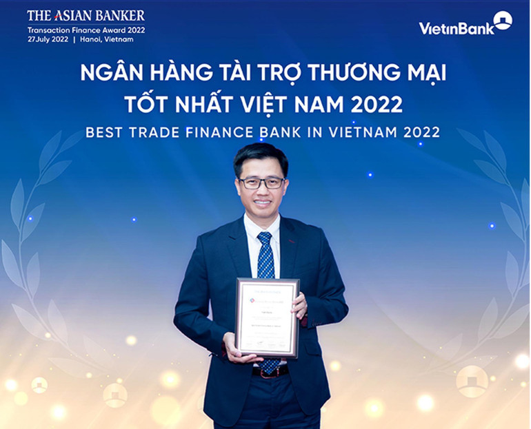 Ông Trần Hoài Nam, Phó Giám đốc Khối khách hàng doanh nghiệp kiêm Giám đốc Trung tâm Phát triển Giải pháp tài chính khách hàng đại diện VietinBank nhận giải "Ngân hàng tài trợ thương mại tốt nhất Việt Nam".
