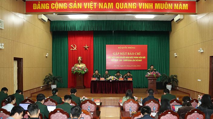 Quang cảnh buổi gặp mặt báo chí.