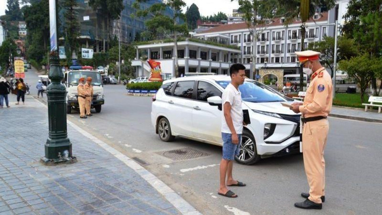 Lực lượng chức năng kiểm tra, nhắc nhở lái xe chấp hành qui định về lưu thông và đỗ xe đúng nơi quy định.