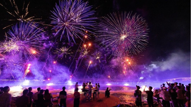 Show diễn Symphony of the Sea thắp sáng trời đêm Phú Quốc.