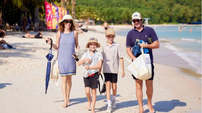 Du khách quốc tế tận hưởng vẻ đẹp nguyên sơ của Bãi Kem.