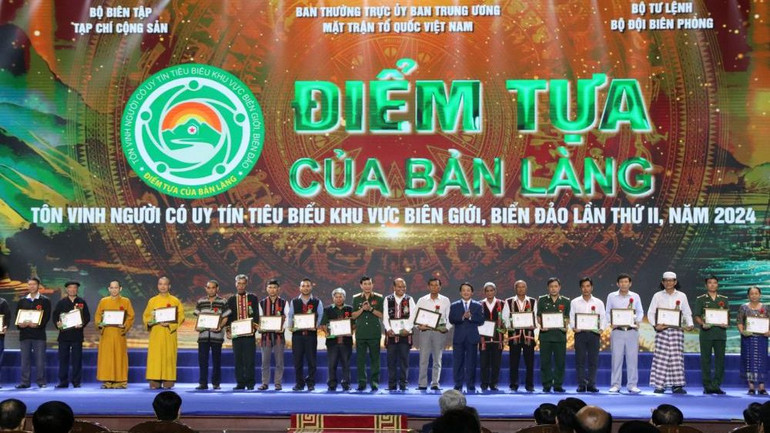 Bộ trưởng Quốc phòng Phan Văn Giang và Chủ nhiệm Ủy ban Dân tộc Hầu A Lềnh trao Biểu trưng và Giấy chứng nhận của Chương trình tặng các đại biểu.