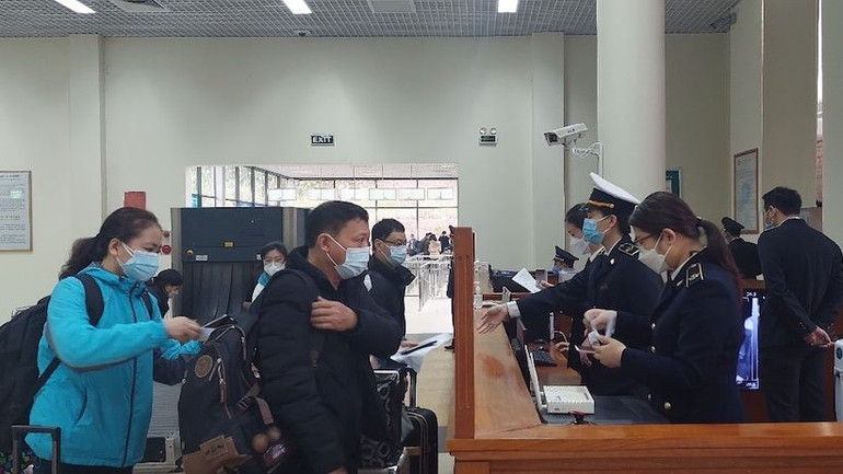 Các lực lượng chức năng tại cửa khẩu tạo điều kiện thuận lợi cho người dân hai bên làm thủ tục xuất nhập cảnh. Các lực lượng chức năng tại cửa khẩu tạo điều kiện thuận lợi cho người dân hai bên làm thủ tục xuất nhập cảnh.