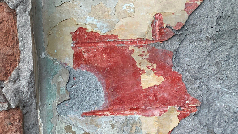 Màu đỏ của công trình xuất lộ trong quá trình thám sát sau khi bóc đi các lớp vôi ve.