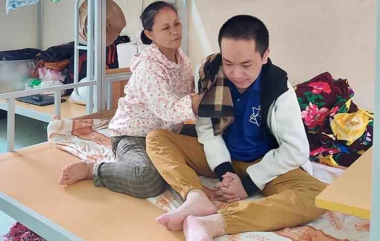 Bỏ việc làm thuê, bà Hồng đi theo để chăm sóc con trai bị bệnh bẩm sinh như đứa trẻ tập đi.