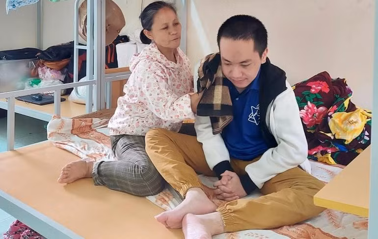 Bỏ việc làm thuê, bà Hồng đi theo để chăm sóc con trai bị bệnh bẩm sinh như đứa trẻ tập đi.