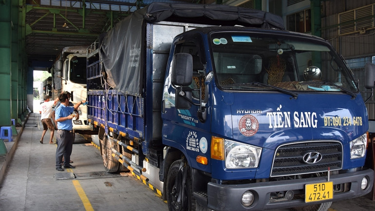 Dù lượng xe đông, nhưng đăng kiểm viên luôn thực hiện nghiêm theo quy định đăng kiểm. (Ảnh: HỮU NGHĨA)